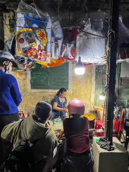 Quán bánh canh 'đồ mã' ở Huế: Khách tự bưng ghế, kiên nhẫn chờ