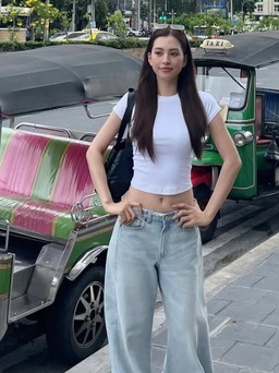 Quần cạp thấp đang đánh dấu sự trở lại đầy cuốn hút của tinh thần Y2K