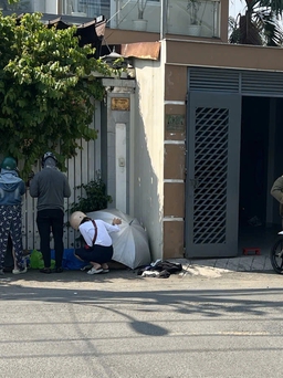 TP.HCM: Đang đi trên đường, cụ bà bất ngờ ngã gục và tử vong