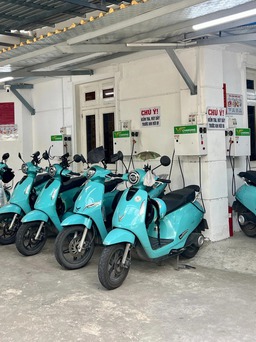 Xe máy điện sạc pin và đổi pin có ưu, nhược điểm gì?