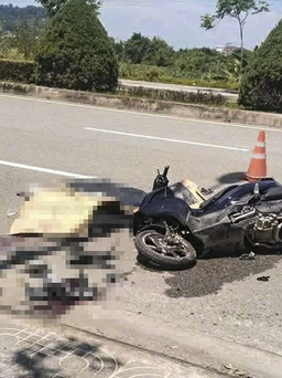 Chạy xe máy tông vào trụ đèn chiếu sáng, 2 thanh niên tử vong
