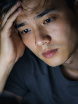 4 thói quen buổi tối đang âm thầm ‘bào mòn’ sức khỏe tim mạch