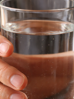 Thận yếu nên uống bao nhiêu nước mỗi ngày? Không phải cứ càng nhiều càng tốt