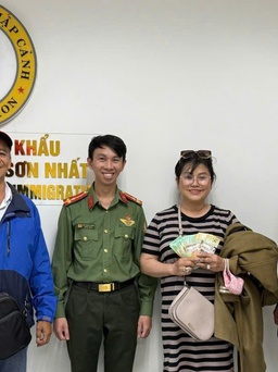 Nhiều tỉ đồng, vàng thất lạc được trao trả cho khách ở sân bay Tân Sơn Nhất