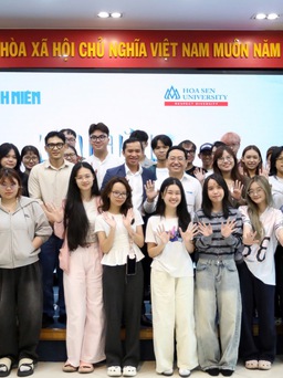 Sinh viên ngành quan hệ công chúng phóng máy bay để… chọn đề thi cuối kỳ