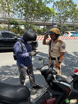 Chống chế 'quên mang giấy tờ xe' bị CSGT xử phạt thế nào?