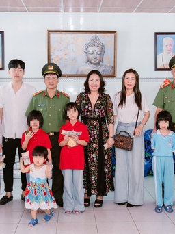 Trao 900 triệu đồng đến trẻ mồ côi, người yếu thế, khó khăn ở Huế