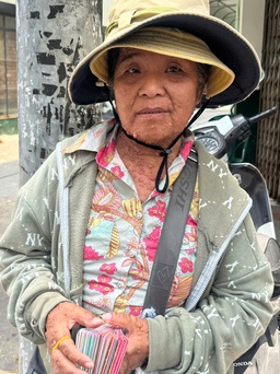 Vòng xoáy vé số 'mua đứt bán đoạn': Đi bộ gần 30 km bán 200 tờ vé