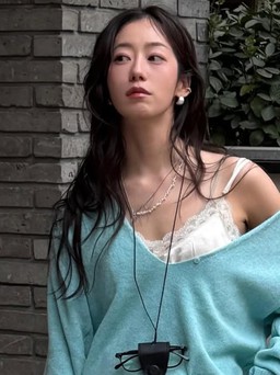 Mặc áo hai dây lụa xuống phố điệu đà, quyến rũ theo cách riêng