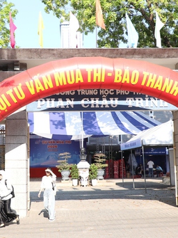 Tư vấn mùa thi: Trường THPT Phan Châu Trinh 'biến hình' thành ngày hội trước giờ G