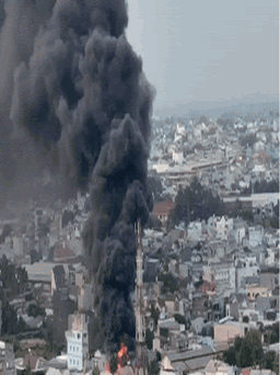 Cháy bãi phế liệu ni lông, cột khói đen phủ kín khu dân cư ở TP.HCM