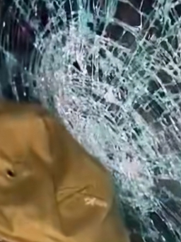 Nghi bị ném đá, hàng loạt xe tải vỡ kính trên cao tốc qua Quảng Trị