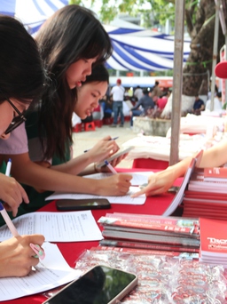 Tư vấn mùa thi: Gian hàng 'nóng' từ sáng sớm, học sinh săn cơ hội tương lai