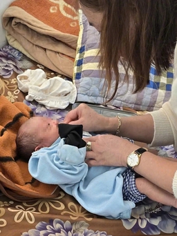 Bé gái sơ sinh bị bỏ rơi trong chòi rẫy cà phê ở Gia Lai