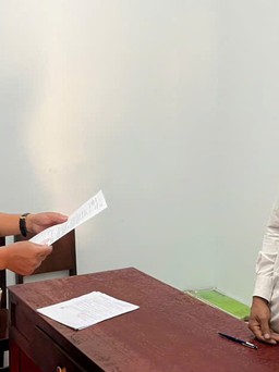 Dùng dao đánh cán bộ, bị khởi tố về tội sử dụng vũ khí quân dụng