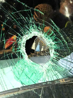 Lái xe bàng hoàng kể khoảnh khắc 'dính đá' trên cao tốc Quảng Trị