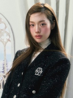 Chỉ với một chiếc cài áo, trang phục tầm thường cũng hóa sang trọng