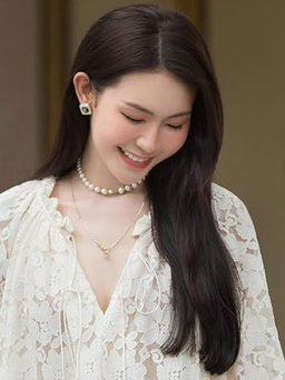 Áo blouse ren cách điệu mang chút điệu đà cho ngày hè