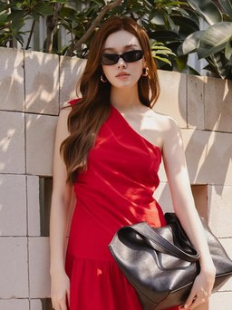 Phá cách cùng túi xách bản to, chiếm trọn tâm điểm phố đông