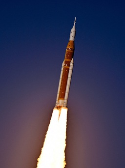 Phi hành gia NASA khởi hành lên mặt trăng