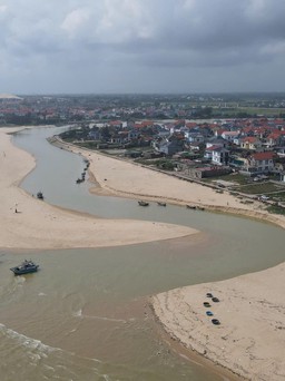 Cửa sông bị bồi lấp, hàng trăm tàu cá không thể ra vào