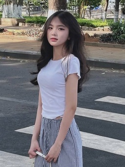 Sức hút từ những mẫu quần kẻ sọc ống rộng cá tính