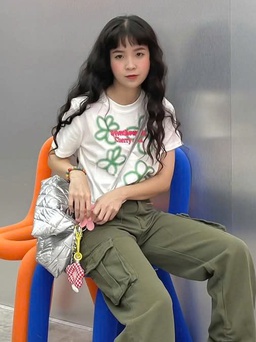 Tôn vòng eo thon gọn nhờ bộ đôi áo baby tee và quần ống rộng