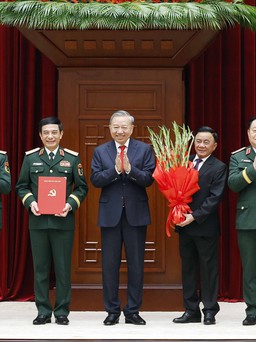 Công bố các quyết định của Bộ Chính trị về công tác cán bộ