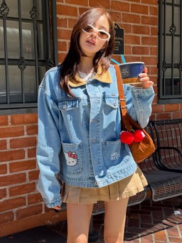 Vẻ ngoài trẻ trung và nổi bật nhờ áo khoác denim dễ phối