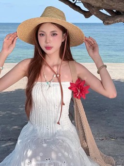 Thời trang đi biển với mũ cói cùng vòng cổ charm cho nàng điệu đà