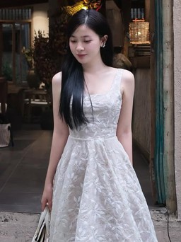 Váy cổ vuông tạo nét kiêu kỳ ẩn mình trong sự thanh lịch