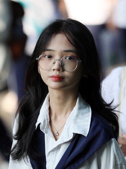 Nữ sinh TP.HCM tươi tắn, tự tin trước kỳ thi đánh giá năng lực