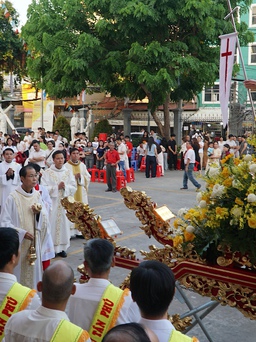 Hàng ngàn giáo dân ở TP.HCM trang nghiêm trong đại lễ Phục sinh