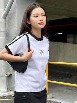 Khoe chân dài miên man nhờ cặp đôi baby tee và váy ngắn