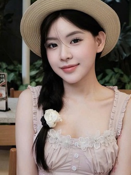 Chút tinh tế từ áo kiểu đính khuy giúp nàng thêm phần thanh lịch