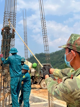 Quân khu 5 bàn phương án tăng tốc xây trường học vùng biên giới