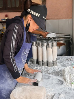 Món cháo... lạ, chỉ bán vài giờ mỗi sáng: Khách đến trễ hết phần