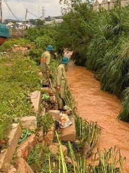 Mưa lớn ở Đà Lạt, bé gái bị lũ cuốn mất tích