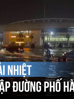 Hà Nội đón mưa giải nhiệt, người dân chật vật về nhà giờ tan tầm