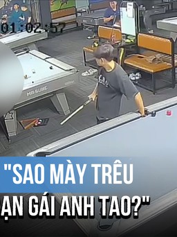 Nghi trêu ghẹo nhân viên, nam sinh bị nhóm người dùng trái bi da đập vào đầu