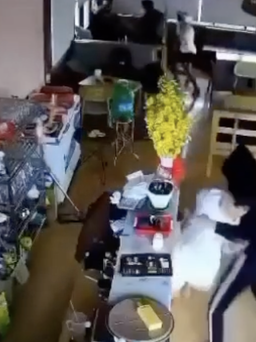 Nhóm thanh niên mang hung khí lao vào quán tấn công khiến 1 người tử vong