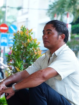 Cha mẹ hồi hộp ngoài cổng trường, thí sinh lặng lẽ chọn 'lối đi riêng'