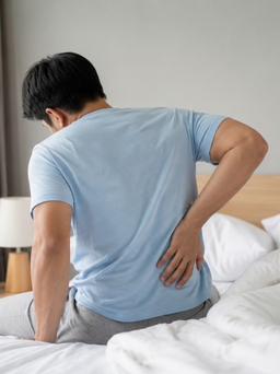 Đau lưng, cứng lưng mỗi sáng: Khi nào là bình thường, khi nào cần đi khám?