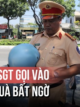 Người dân bất ngờ khi được CSGT gọi vào lề để nhận món quà đặc biệt
