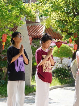 Sĩ tử đổ về chùa 300 năm tuổi trước ngày thi tốt nghiệp THPT