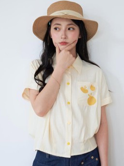 Phối đồ tối giản với áo sơ mi, áo blouse và quần jeans xanh