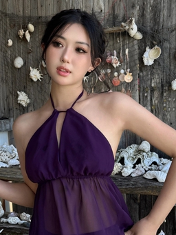 Áo cổ yếm ‘nịnh dáng’ cho những ngày chuyển mùa