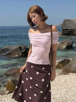 Khoe xương quai xanh tinh tế với bộ đôi áo hở vai và chân váy