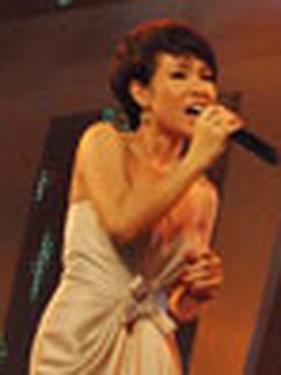 Uyên Linh “bùng nổ” trên sân khấu Song ca cùng thần tượng