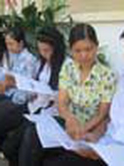 Nhà trường ra “báo” giúp học sinh nghèo